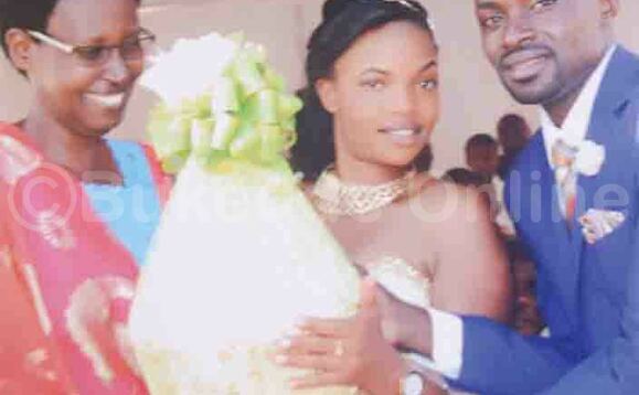 Umwali bwe yali ne James ku mukolo gw’okwanjula nga mukyala kkojjaabwe abakwasa ekirabo. Umwali bwe yali ne James ku mukolo gw’okwanjula nga mukyala kkojjaabwe abakwasa ekirabo.