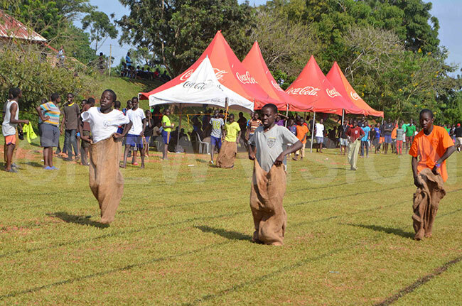  amilyango ollege students in a sackracing competition 