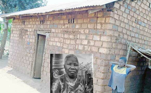 Ennyumba mwe bajja Nakalema(mu katono), ku bbali ye Brian Yiga eyali mu nju olunaku lwe baamuwamba emyaka ebiri emabega. Ennyumba mwe bajja Nakalema(mu katono), ku bbali ye Brian Yiga eyali mu nju olunaku lwe baamuwamba emyaka ebiri emabega.