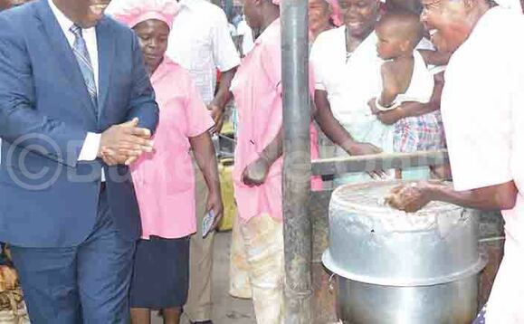 Loodi meeya Lukwago ng’ayitaayita mu basuubuzi. Loodi meeya Lukwago ng’ayitaayita mu basuubuzi.