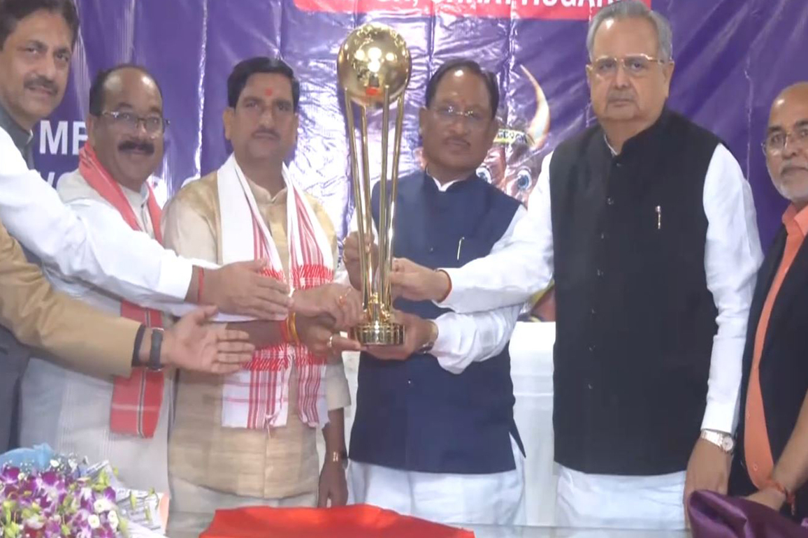 Chhattisgarh CM, Assembly Speaker Raman Singh reveal Hockey Men's Junior World Cup Trophy