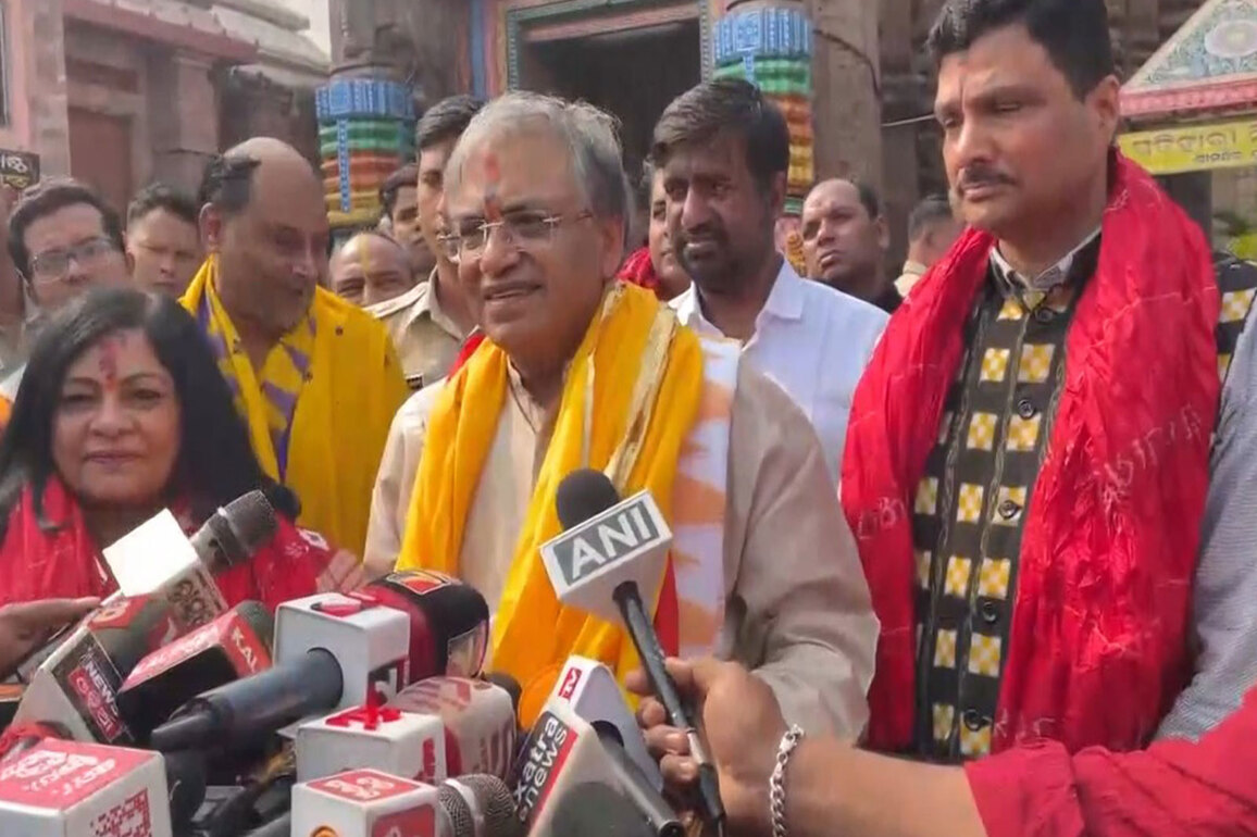 Chief Election Commissioner Gyanesh Kumar visits Shri Jagannath Dham with his family