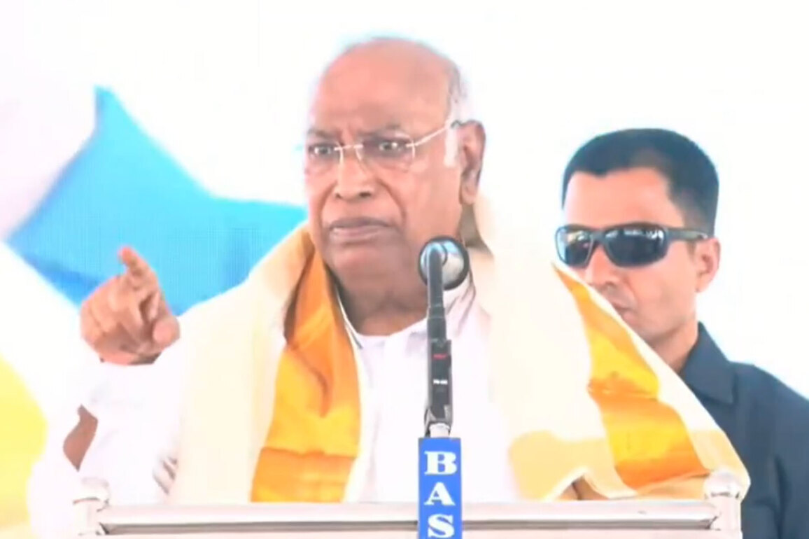 "You can fool people who are illiterate in Gujarat or other places, can't fool Keralam people": Kharge attacks PM Modi, CM Vijayan