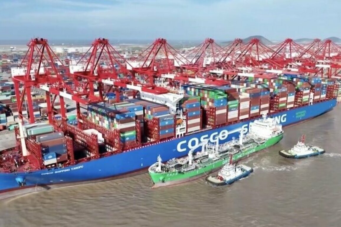 Shanghai Port completes full-chain green methanol bunkering for dual-fuel containership