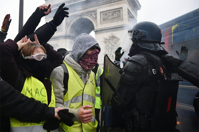   protester confronts a police officer in front of the rc de riomphe in aris during the yellow vest protests on aturday   ucas 