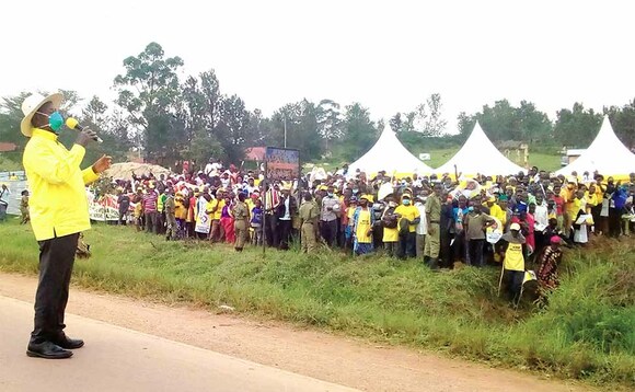 Pulezidenti Museveni ng’ayogera eri ab’e Lyantonde eggulo. Pulezidenti Museveni ng’ayogera eri ab’e Lyantonde eggulo.