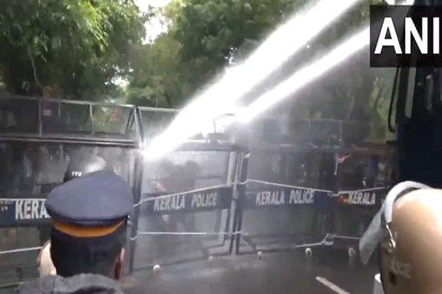 Kerala: Police use water cannons to disperse SFI members protesting against Guv in Kannur