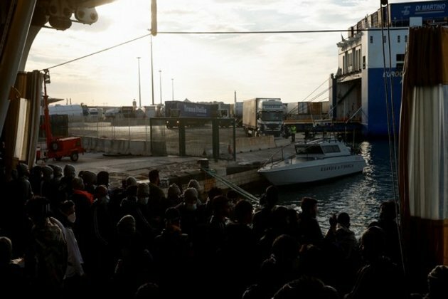 Pakistanis migrants among 190 saved by rescue ship in Italy