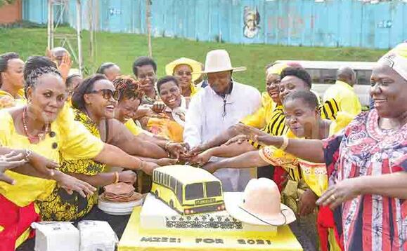 Museveni ng’asala keeki n’abakulembeze abakyala e Lugogo eggulo. Museveni ng’asala keeki n’abakulembeze abakyala e Lugogo eggulo.