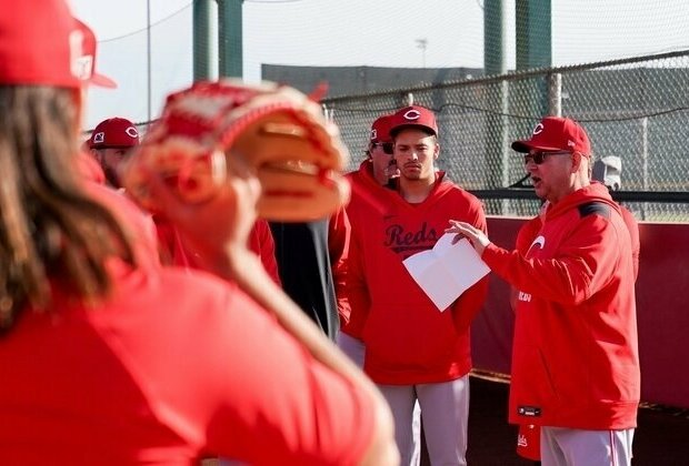 Reds manager asks veterans to pass on ABS challenges