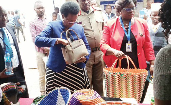 Akol (ku ddyo) nga yeetegereza ebintu ebikolebwa abakyala babajaasi ebyayoleseddwa. Akol (ku ddyo) nga yeetegereza ebintu ebikolebwa abakyala babajaasi ebyayoleseddwa.