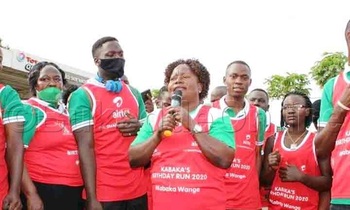 Omubaka Kabanda ng'ayogera eri abaddusi. Omubaka Kabanda ng'ayogera eri abaddusi.