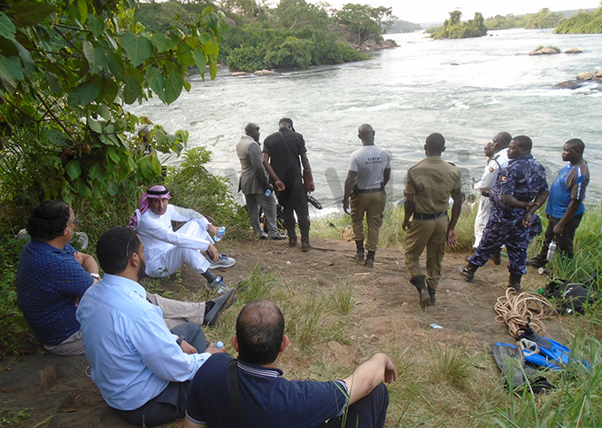 r lkahtani wearing a tunic the audi rabian ambassador to ganda with other audi officials at alagala alls as arine olice searched for the body on onday hoto y harles juuko