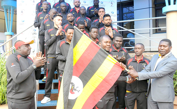 Katende (ku ddyo) ng'asiibula ttiimu y'eggwanga eya Cricket Katende (ku ddyo) ng'asiibula ttiimu y'eggwanga eya Cricket