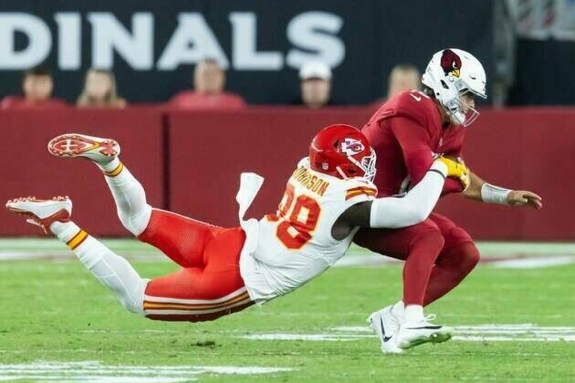 Chiefs DE Janarius Robinson out with fractured foot
