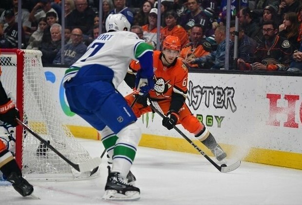 Ducks escape early hole, end Canucks' head-to-head hex