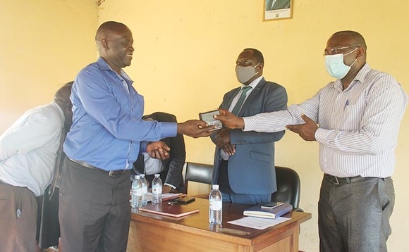 Edward Mulyanga akulira bassentebe mu Kasangati nga bamukwasa sitampu. Edward Mulyanga akulira bassentebe mu Kasangati nga bamukwasa sitampu.