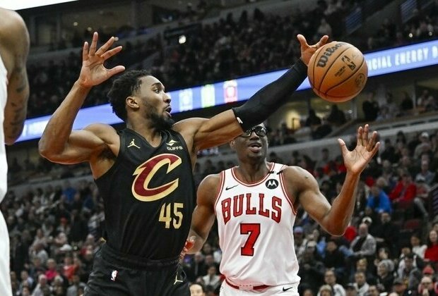 Down 15, Cavs surge past Bulls for 11th straight win