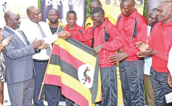 Muramagi (ku kkono) ne Galiwango (amuddiridde), nga bakwasa kapiteeni wa The Bombers, Kakande bendera Muramagi (ku kkono) ne Galiwango (amuddiridde), nga bakwasa kapiteeni wa The Bombers, Kakande bendera