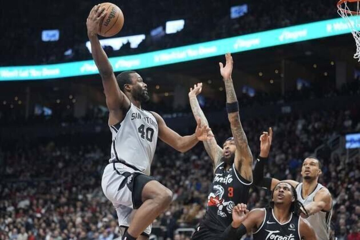 4th-quarter rally sends Spurs past Raptors for 10th straight win
