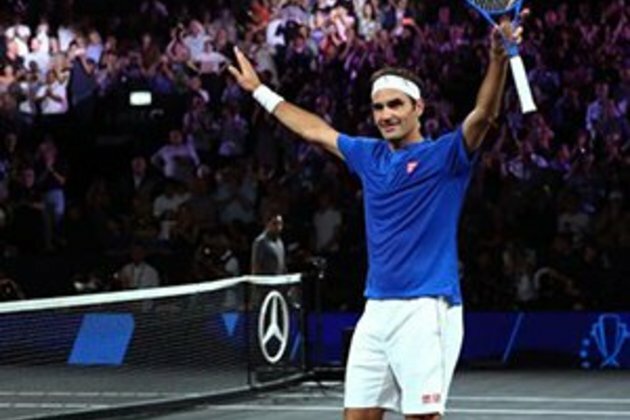 Flustered Federer edges into Shanghai quarter-finals
