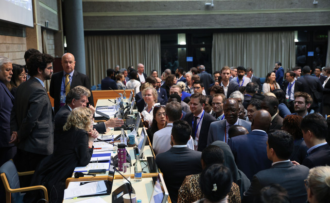 Delegates consulting informally with the INC chair yesterday in Nairobi | Credit: IISD/ENB & Anastasia Rodopoulou