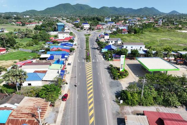 Cambodia inaugurates 3 China-funded national roads in southwestern provinces