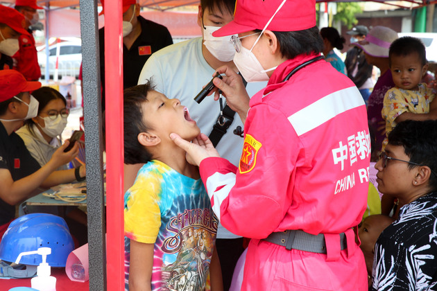 (SpotNews) MYANMAR-MANDALAY-EARTHQUAKE-CHINESE RESCUERS-MEDICAL CONSULTATION