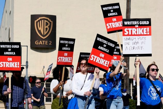 Hollywood Directors Reach Labor Pact, Writers Remain on Strike