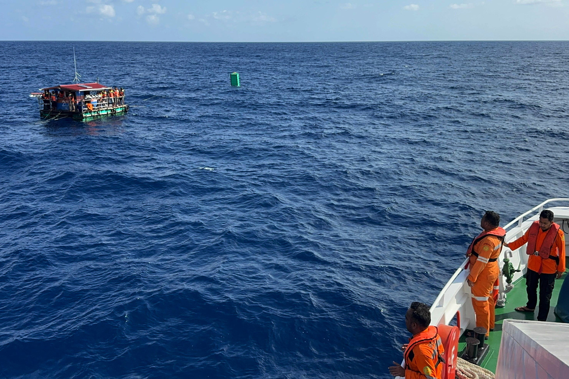 (SpotNews) INDONESIA-NORTH SULAWESI-BOAT SINKING-CREW MEMBERS-RESCUED