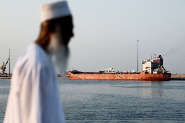 Bangladeshi Vessel 'Banglar Joyjatra' Stranded near War-Torn Strait of Hormuz with 31 Crew Aboard