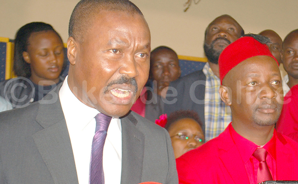 Mugisha Muntu (kkono) ng’ayogera gye buvuddeko. Ku ddyo ye mwogezi wa FDC Ibrahim Ssemujju Nganda era omubaka wa Kira munisipaali. Mugisha Muntu (kkono) ng’ayogera gye buvuddeko. Ku ddyo ye mwogezi wa FDC Ibrahim Ssemujju Nganda era omubaka wa Kira munisipaali.
