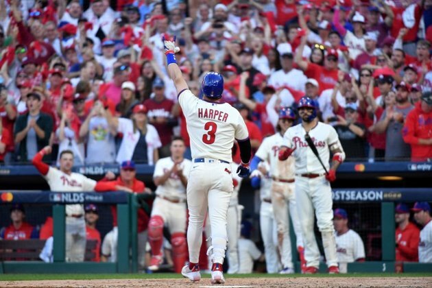 Underdog Phillies slay Braves, reach first NLCS since 2010