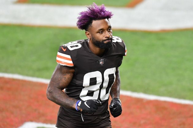 Browns WR Landry playing through broken rib