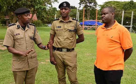Emiliano Kayima(ku kkono) omwogezi wa poliisi ng'aliko byanyonyola Ssabavvulu Balaam (ku ddyo0 ne DPC Kyeyune Emiliano Kayima(ku kkono) omwogezi wa poliisi ng'aliko byanyonyola Ssabavvulu Balaam (ku ddyo0 ne DPC Kyeyune