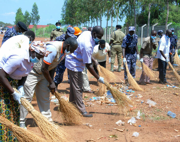  embers from  olice and  taking part in the cleaning of the ground that has been accomodating gandan returnees at legu