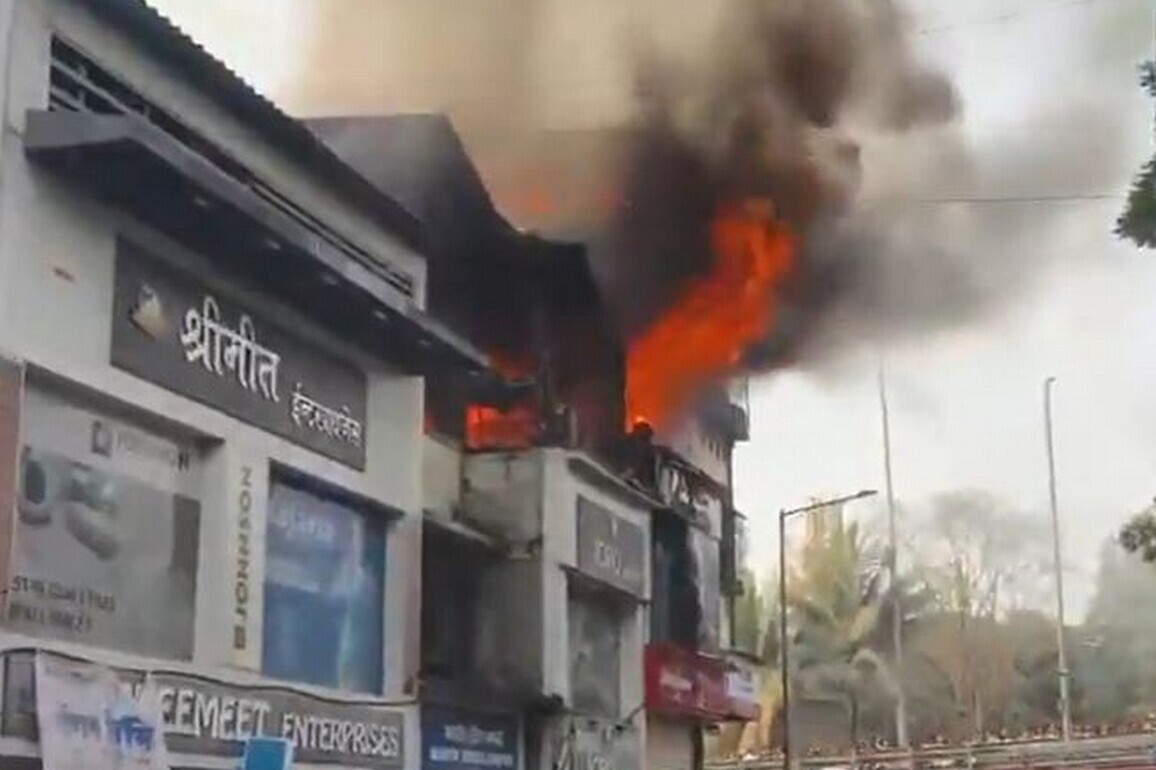 Mumbai: Fire breaks out at a shop in Turbhe Sector 21; firefighting teams on spot