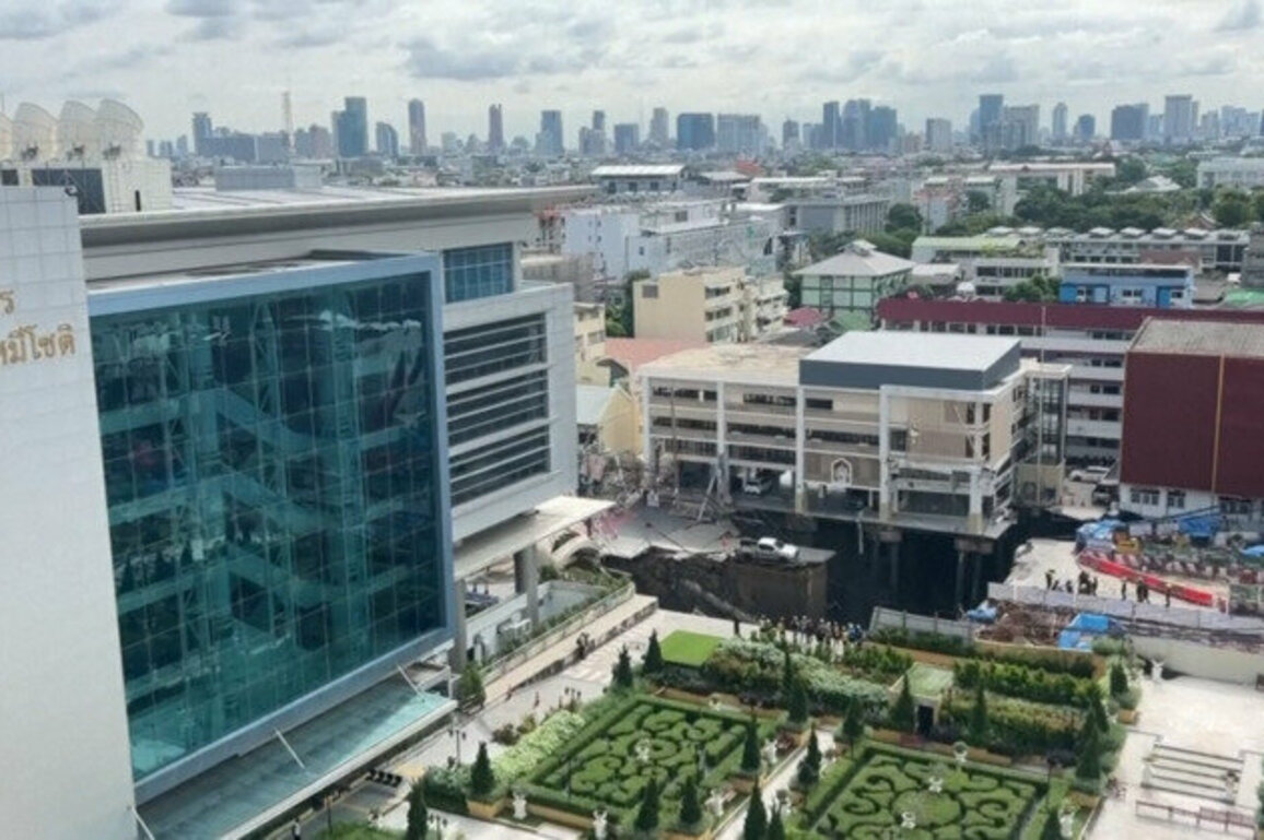 Massive sinkhole tears open Bangkok street 