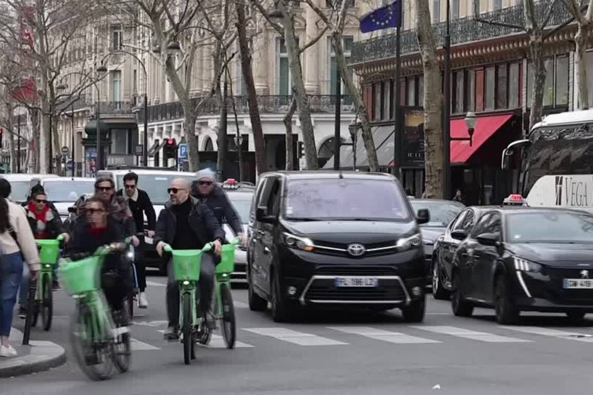 Parisians vote in referendum on pedestrianizing 500 city streets