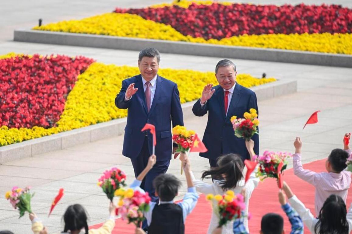 Xi's Album | Chinese, Vietnamese top leaders hold talks in Beijing