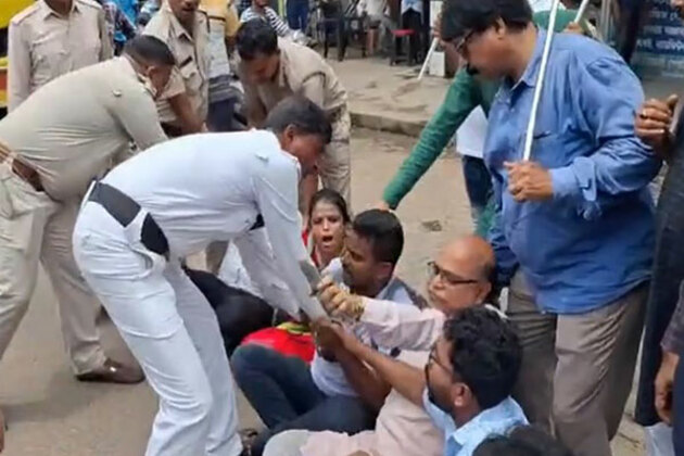 West Bengal: Congress stages protest in Durgapur over gangrape of law student