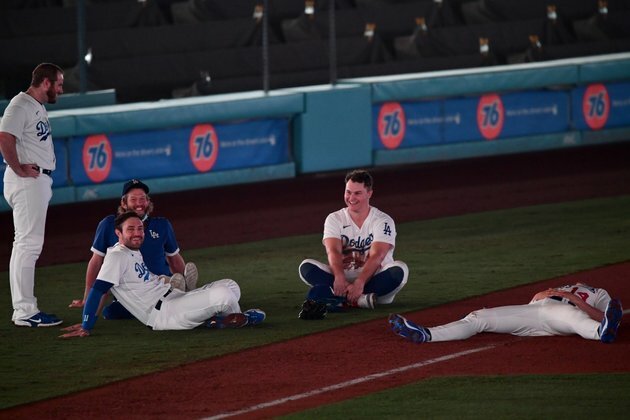 Dodgers survive power outage, stave off Angels
