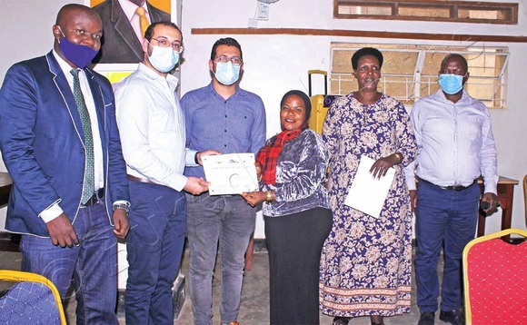 Abamu ku batendekeddwa nga bakwasibwa satifikeeti. Abamu ku batendekeddwa nga bakwasibwa satifikeeti.