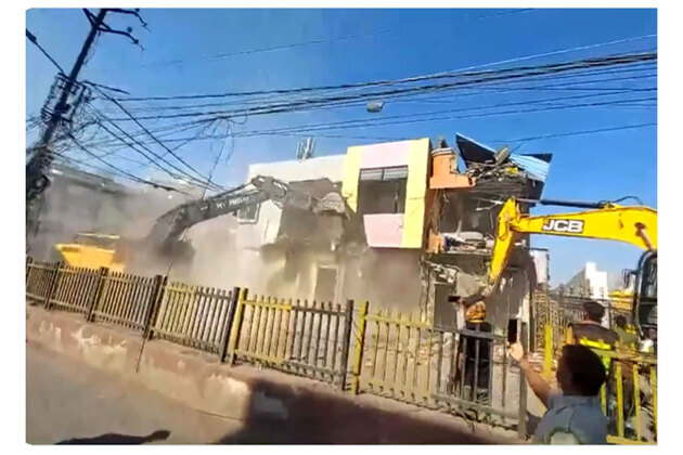 MP: Municipal Corporation removes structure near Mahakal temple in Ujjain after lease period expired