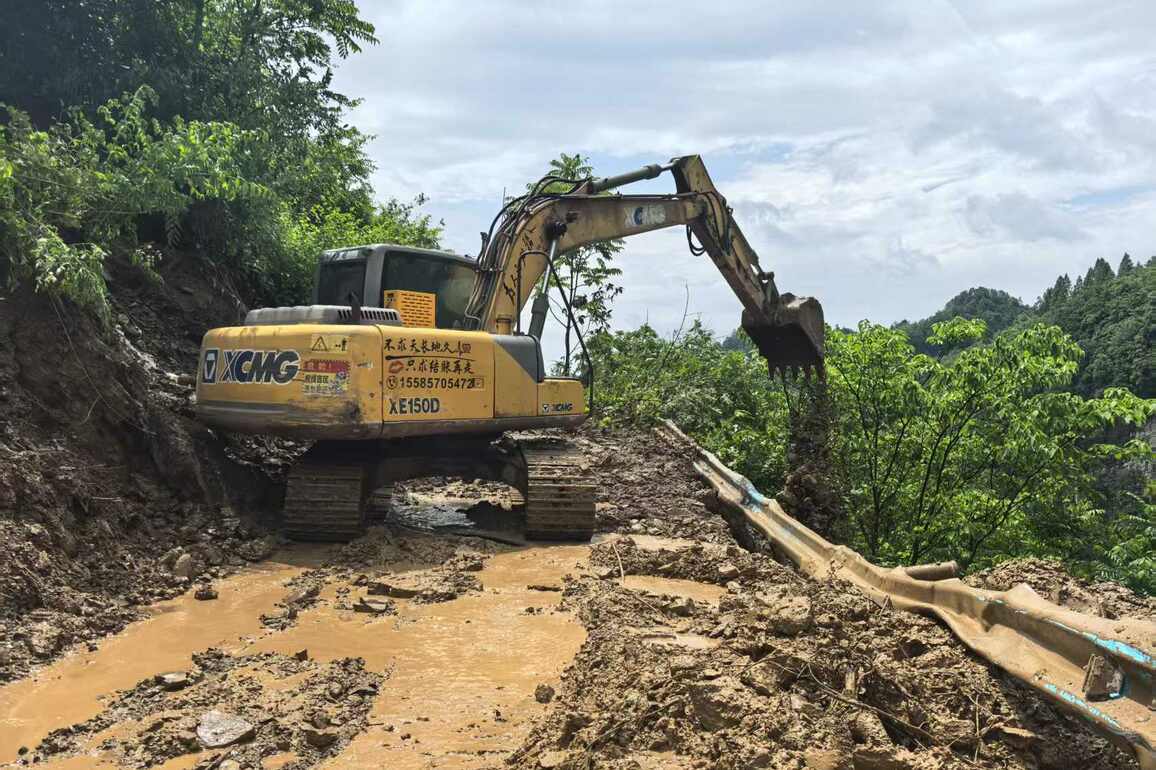 (SpotNews)CHINA-GUIZHOU-DAFANG-LANDSLIDES-RESCUE (CN)