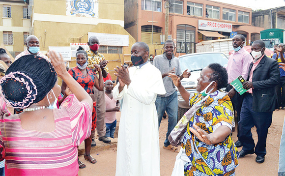 Fr. Kato nga bamwaniriza mu kigo ky’e Kamwokya. Fr. Kato nga bamwaniriza mu kigo ky’e Kamwokya.