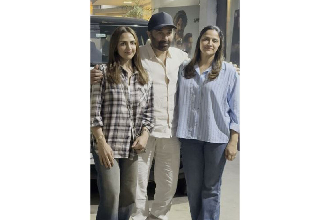 Border 2 screening: Sunny Deol, Esha Deol, Ahana Deol spotted together for first time since dad Dharmendra's passing