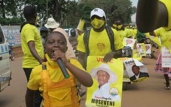 Abavubuka ba NRM ba bagumbye ku nguudo bawakanya bannaabwe abeekalakaasa