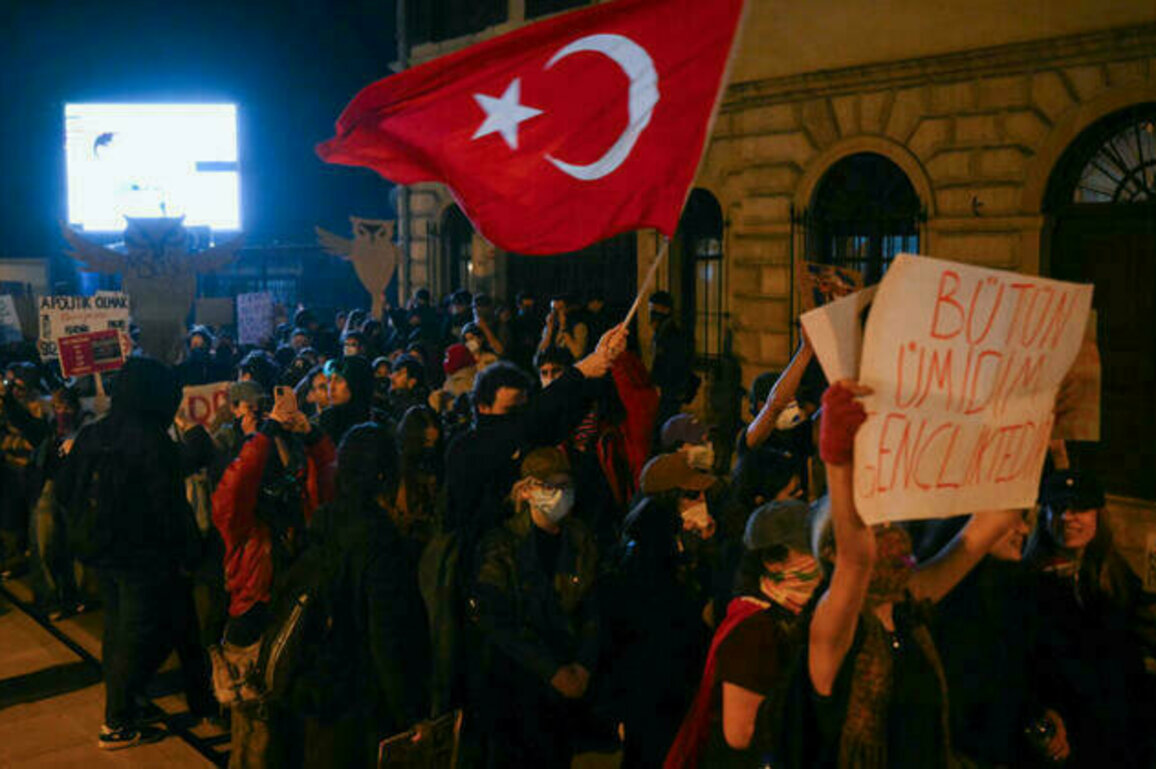 Turkey protesters fill streets, defying crackdown