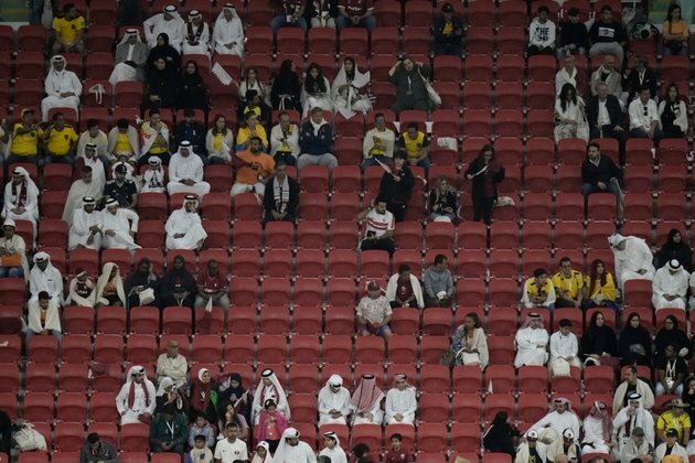 Cool Air Blasts Fans on Breezy World Cup Opening Night